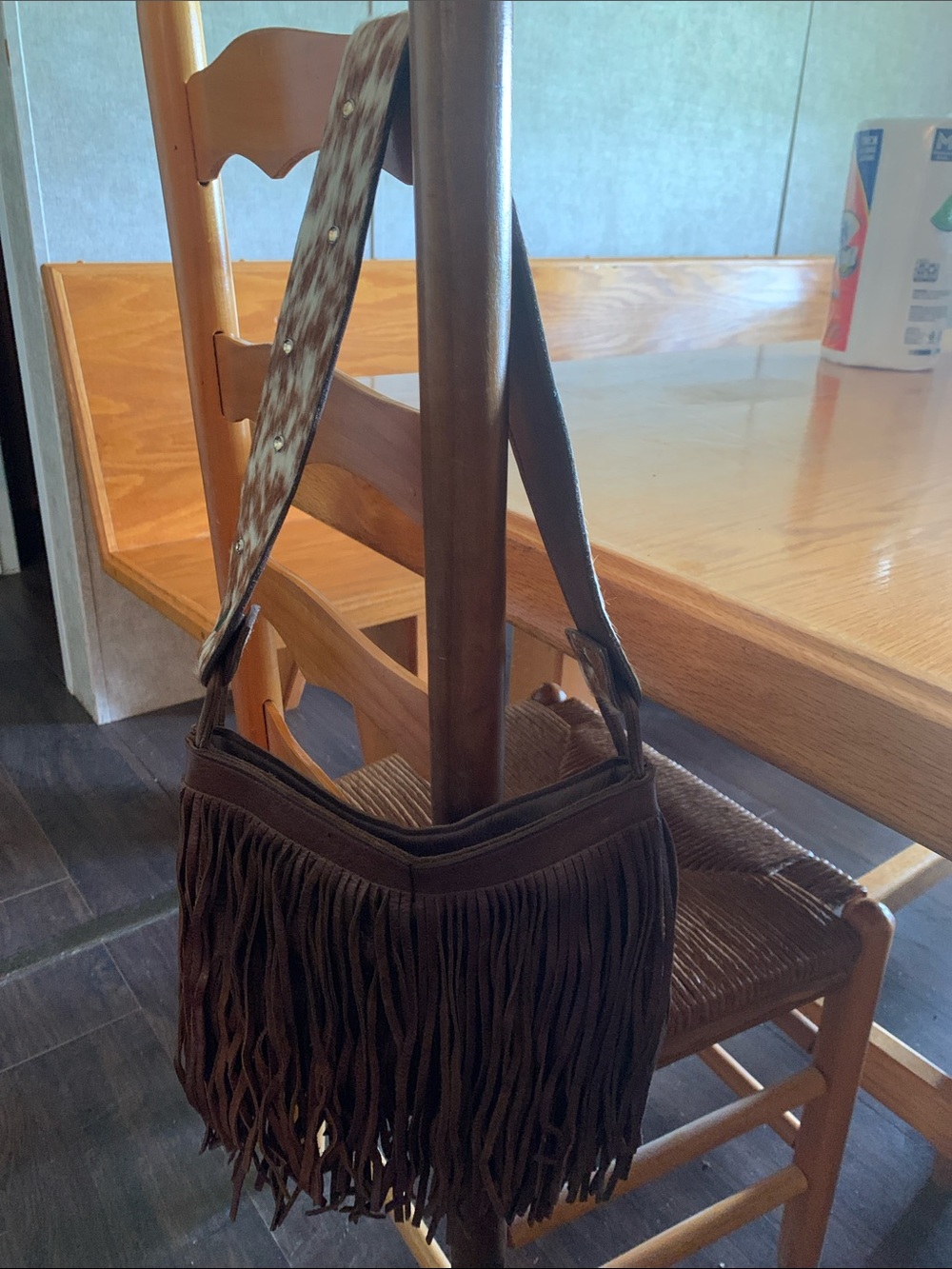 Fringed Brown Leather Shoulder Bag with Patterned Strap - Picture 5 of 10